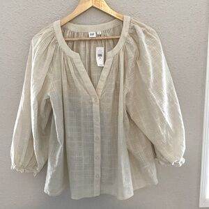 NWT Gap button up v-neck top in cream